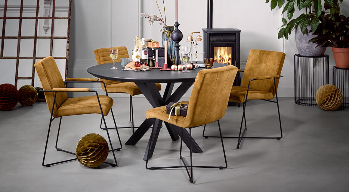 Eettafel Gardo rond zwart velours okergeel stoel Daan