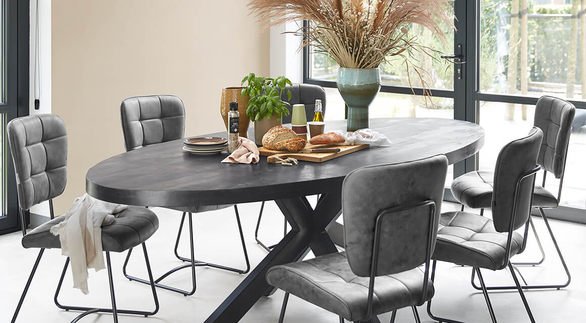 Eettafel Mangoly stoelen Bancio ronde zwarte eettafel grijze eetkamerstoelen