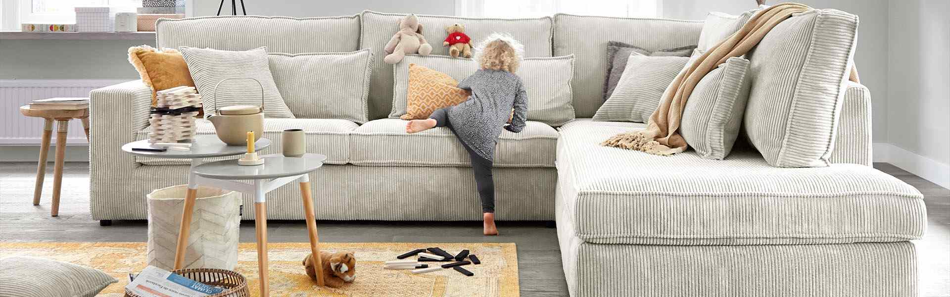 Grijze hoekbank combineren met geel